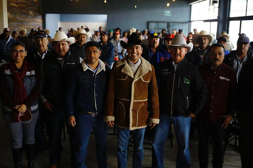 ATIENDE PEPE SALDÍVAR AL SECTOR GANADERO 