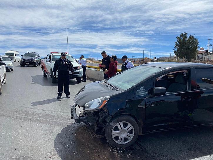 ATROPELLA A MUJER TRAS IMPACTARSE EN EL MURO DE CONTENCIÓN