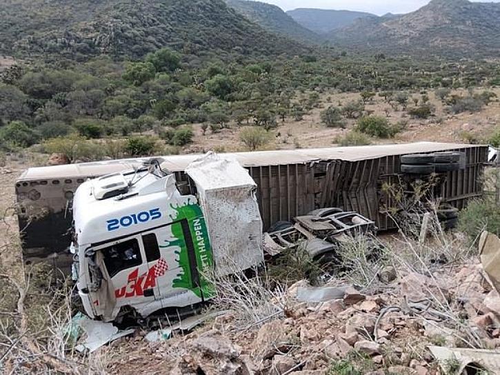 AUTOMÓVILES CAEN A UN BARRANCO; HAY PERSONAS HERIDAS DE GRAVEDAD