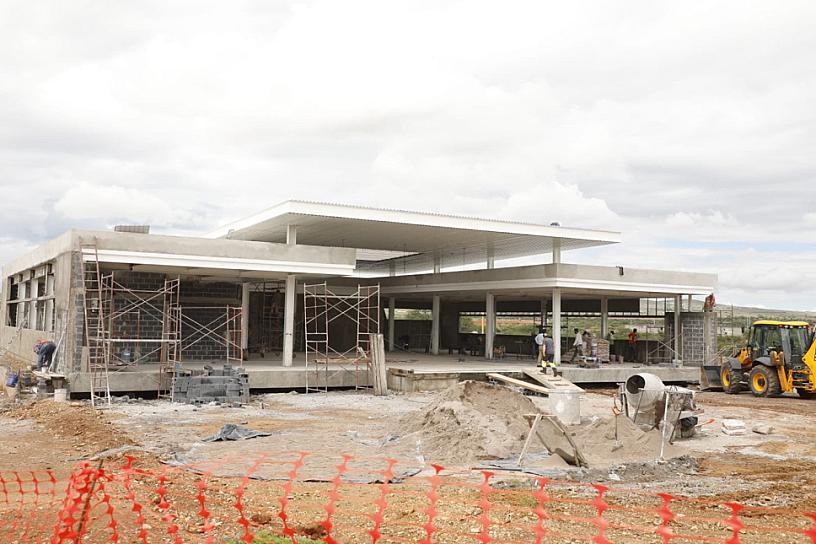 AVANZA 70% CONSTRUCCIÓN DE GIMNASIO EN PLATEROS
