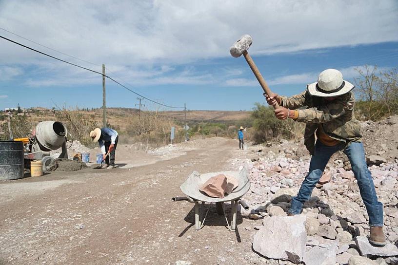 AVANZA CONSTRUCCIÓN DE CARRETERA TENAYUCA-TERRONES, EN APULCO