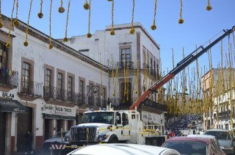 AVANZA INSTALACIÓN DE ADORNOS NAVIDEÑOS EN EL CENTRO HISTÓRICO 