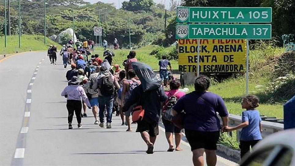 AVANZAN CIENTOS DE MIGRANTES POR CHIAPAS ANTE CIERRE DE OFICINA MIGRATORIA EN TAPACHULA 