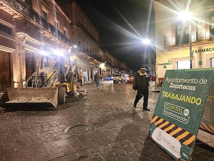 AVANZAN JORNADAS NOCTURNAS DE BACHEO EN EL CENTRO HISTÓRICO 