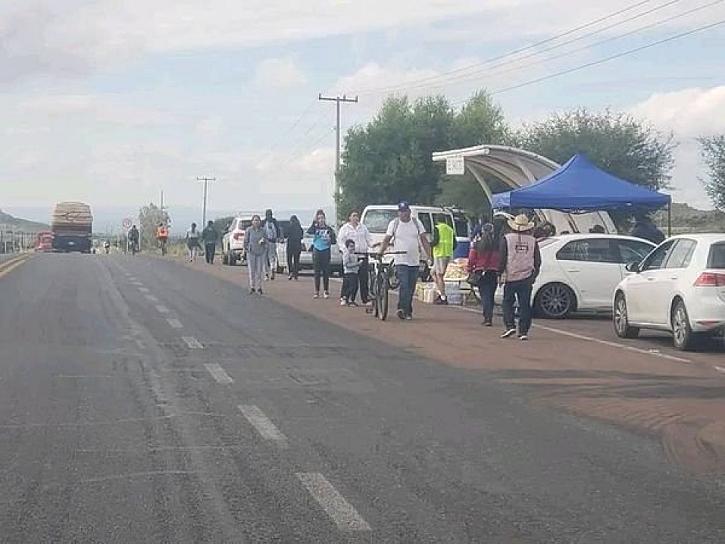 AVANZAN PEREGRINOS SOBRE CARRETERA FEDERAL 54; LLAMAN A CONDUCTORES A EXTREMAR PRECAUCIONES 
