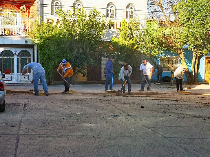 AVANZAN TRABAJOS DE BACHEO POR PERSONAL DE OBRAS PÚBLICAS