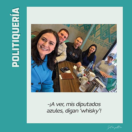- ¡A ver mis diputados azules, digan 'whisky'!