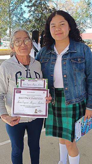 AYUDAN ESTUDIANTES DEL COBAEZ A QUE ADULTOS MAYORES TERMINEN SUS ESTUDIOS 