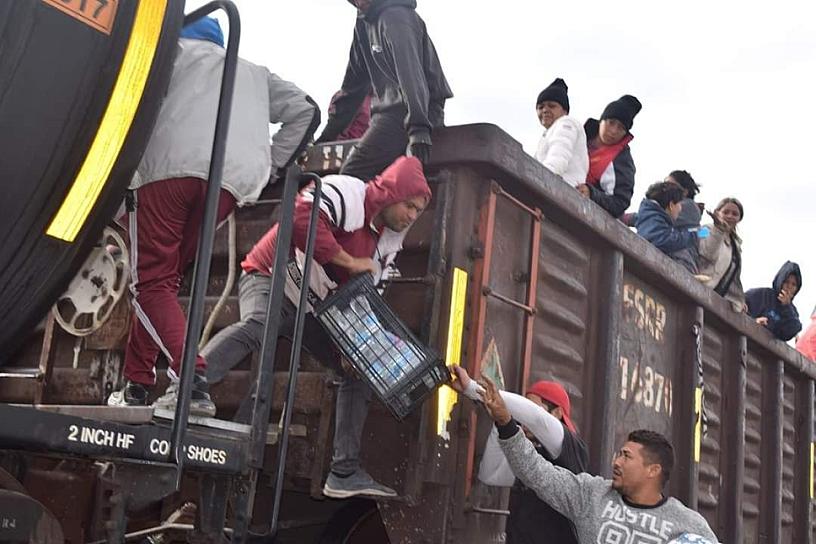 AYUDAN HABITANTES DE ESTACIÓN A MIGRANTES QUE PASAN EN EL TREN 