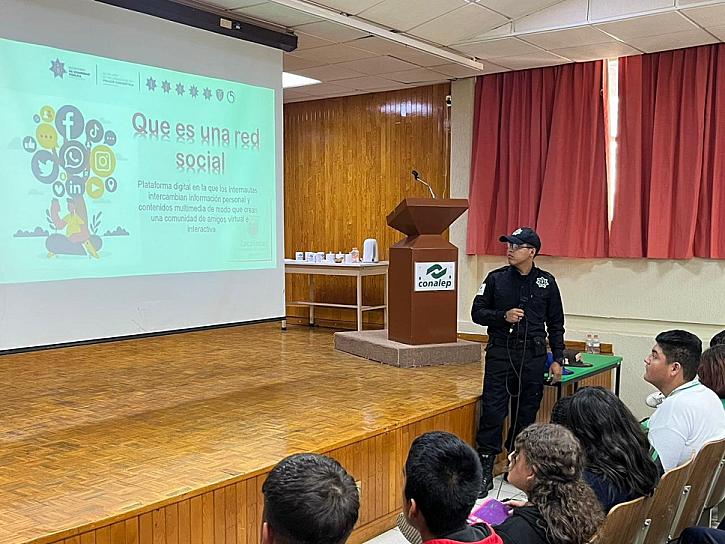 CAPACITAN POLICÍAS A ESTUDIANTES EN FRESNILLO