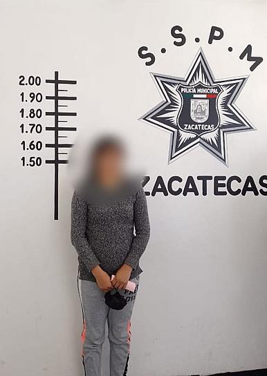 DETIENEN A UNA MUJER POR ROBO A COMERCIO 