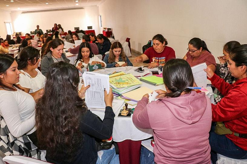 EQUIPA SEDIF CON MATERIAL DIDÁCTICO A CAIM