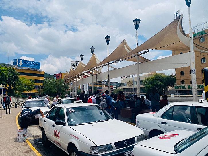 Baja pasaje, bajan ganancias, inflan precios; taxistas ya no la ven venir