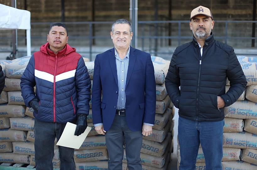 BENEFICIAN A FAMILIAS JEREZANAS CON APOYOS DE CEMENTO Y PINTURA