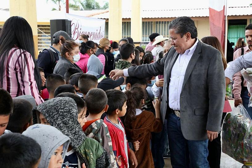 BENEFICIAN A HABITANTES DE ATOLINGA CON APOYOS SOCIALES 