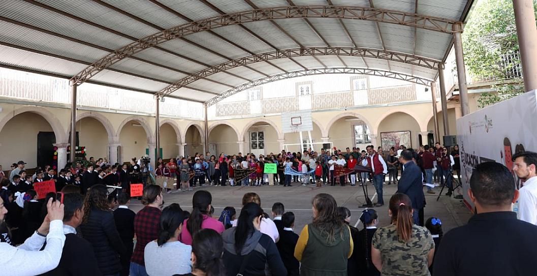BENEFICIAN A MÁS DE 500 ESTUDIANTES CON UNIFORMES GRATUITOS EN TEPETONGO 