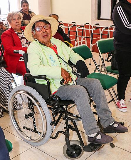 BENEFICIAN A MÁS DE 700 PERSONAS CON SILLAS DE RUEDAS GRATUITAS