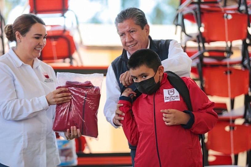 BENEFICIAN A NIÑOS DEL ESTADO CON ÚTILES ESCOLARES 